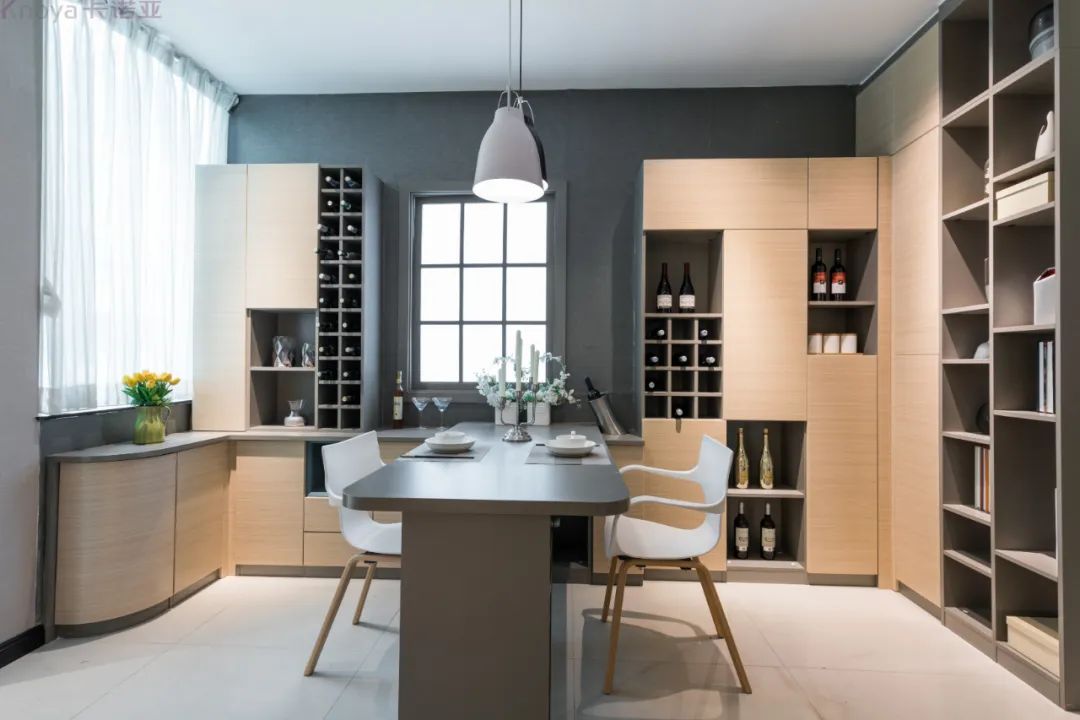 餐邊柜和餐桌融為一體，更節(jié)省空間