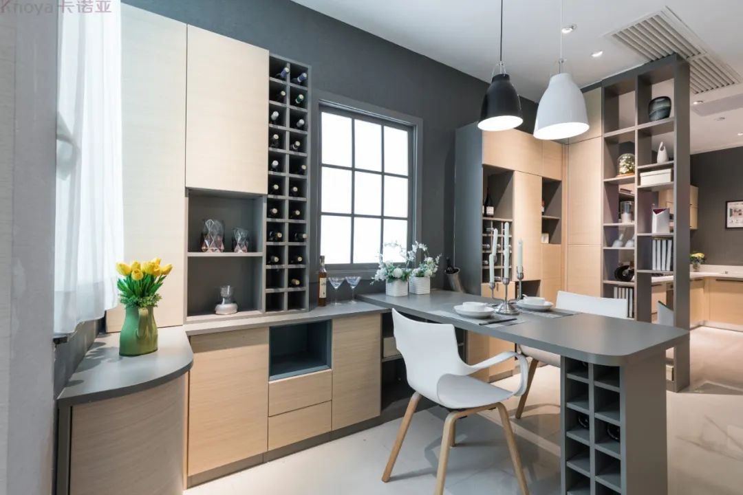 餐邊柜和餐桌融為一體，更節(jié)省空間