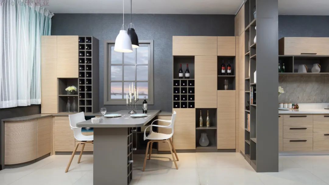 餐邊柜和餐桌融為一體，更節(jié)省空間